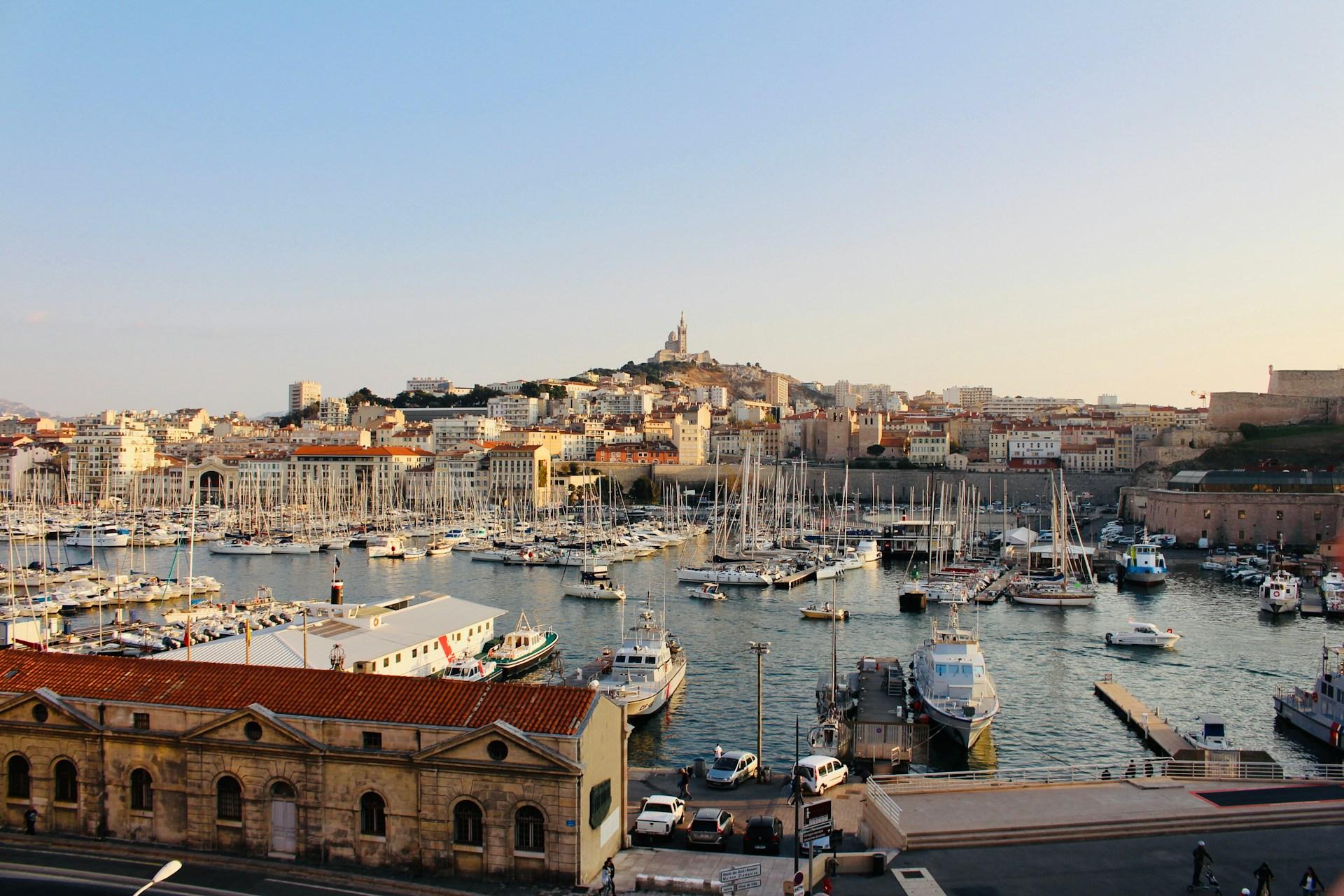 Pourquoi choisir Marseille lors d'une croisière ? - background banner